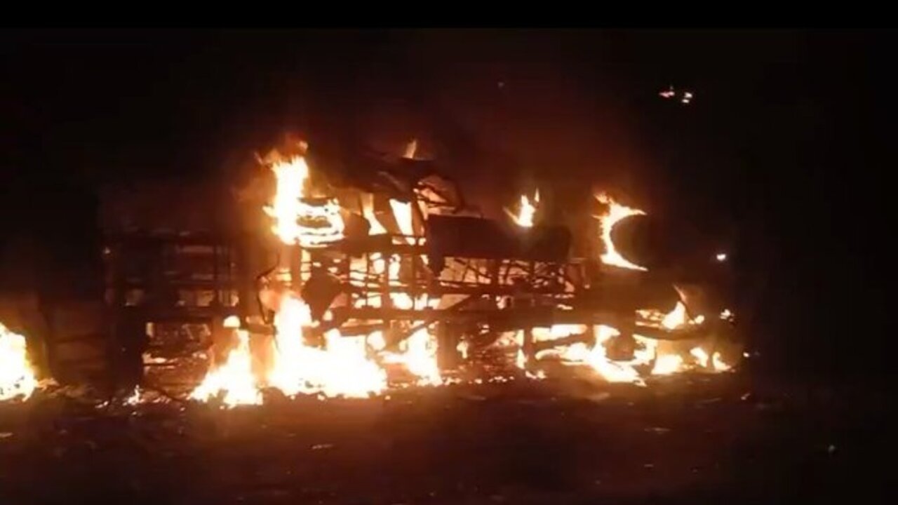 MP Big Accident : डंपर और बस की भीषण टक्कर, बस के साथ 10 जिन्दा जले और 15 गंभीर डंपर और बस की भीषण टक्कर, बस के साथ 10 जिन्दा जले और 15 गंभीर