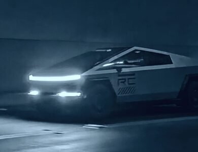 Tesla Cybertruck: हवाई जहाज जैसी स्पीड और गोली भी बेअसर, आइये इस पॉवरफुल ट्रक के बारे में जानतें हैं