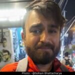 सड़क पर रोता मिला Zomato का डिलीवरी एजेंट कहा 'बहन की शादी है और कंपनी ने मेरा अकाउंट......'