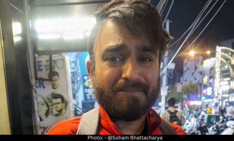 सड़क पर रोता मिला Zomato का डिलीवरी एजेंट कहा 'बहन की शादी है और कंपनी ने मेरा अकाउंट......'