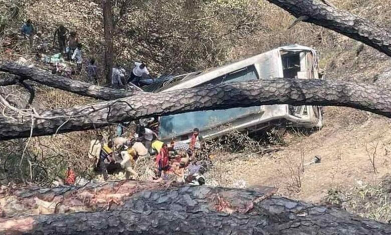 Jammu Kashmir Bus Accident: जम्मू कश्मीर के अखनूर में खाई में गिरी बस, 21 तीर्थ यात्रियों की मौत