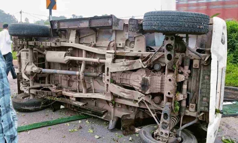 Mauganj News: बागेश्वर धाम से वापस लौटते वक्त हुआ हादसा, सड़क पर पलटी श्रद्धालुओं से भरी बोलेरो