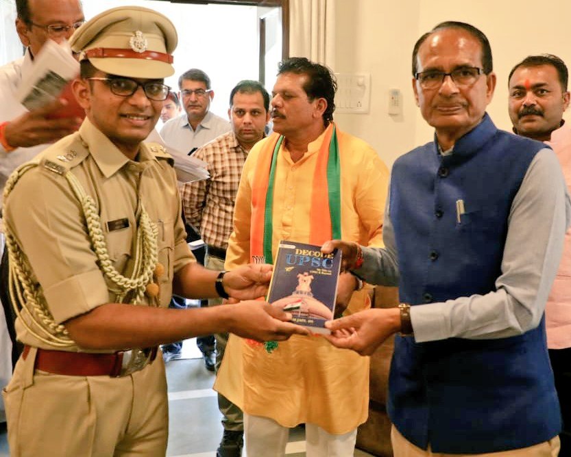 IPS Agam Jain: जानिए कौन है हाजी शहजाद अली के कोठी पर बुलडोजर चलाने वाले आईपीएस अधिकारी आगम जैन