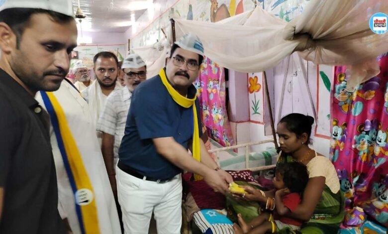 Mauganj News: आम आदमी पार्टी के मुखिया अरविंद केजरीवाल की रिहाई पर प्रदेश उपाध्यक्ष ने बांटे फल