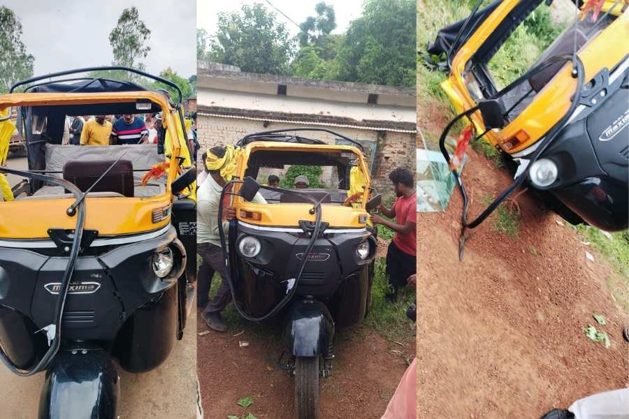 Mauganj News: मऊगंज जिले में बड़ा हादसा, ट्रक की टक्कर से सड़क किनारे खड़े राहगीरों पर पलटी ऑटो