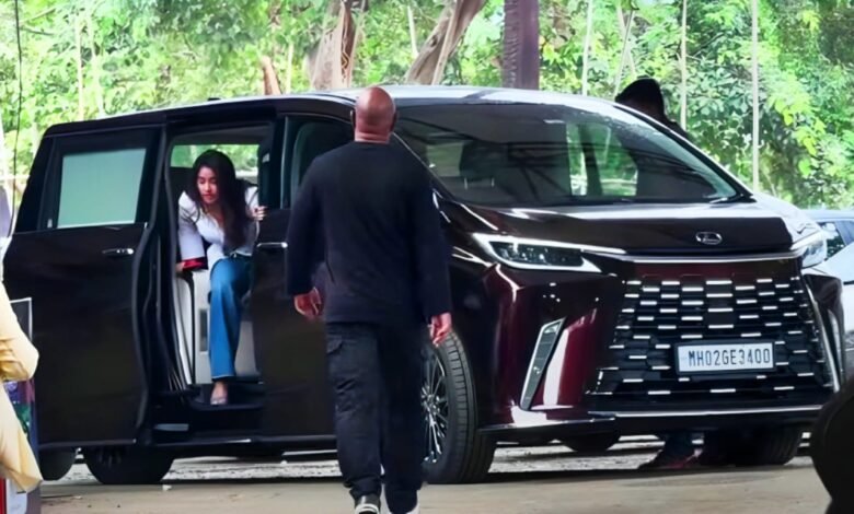 Lexus LM Premium MPV: भारत मे हर सेलेब्रिटीज़ को पसंद आ रही लेक्सस की यह प्रीमियम एमपीवी, जाने फ़ीचर्स और कीमत