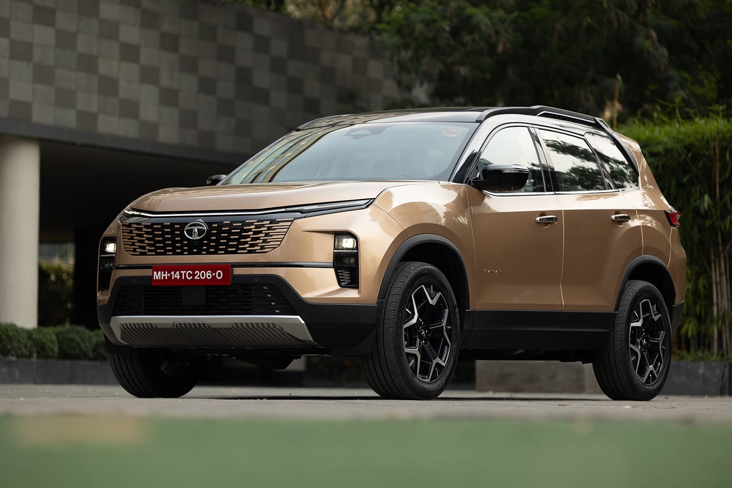 Hyundai Alcazar VS Tata Safari: किसमे मिलता है ज्यादा माइलेज पावर और फ़ीचर्स, जानें डिटेल