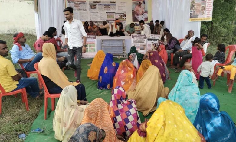 मऊगंज कलेक्ट्रेट कार्यालय के सामने शुरू हुआ अनिश्चितकालीन आमरण अनशन