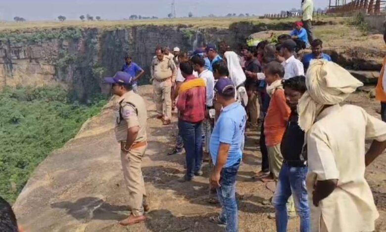 Mauganj News: मऊगंज जिले के बहुती जलप्रपात में गिरे युवक का 3 दिन बाद भी नहीं लगा कोई सुराग