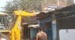 Mauganj News: मऊगंज नगर में गरजा प्रशासन का बुलडोजर, व्यापारियों ने कहा भेदभाव पूर्ण हुई कार्यवाही