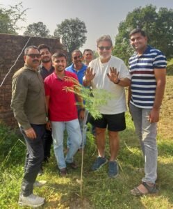 Mauganj News: मशहूर फिल्म अभिनेता कुमुद मिश्रा अल्प प्रवास पर मुंबई से पहुंचे मऊगंज