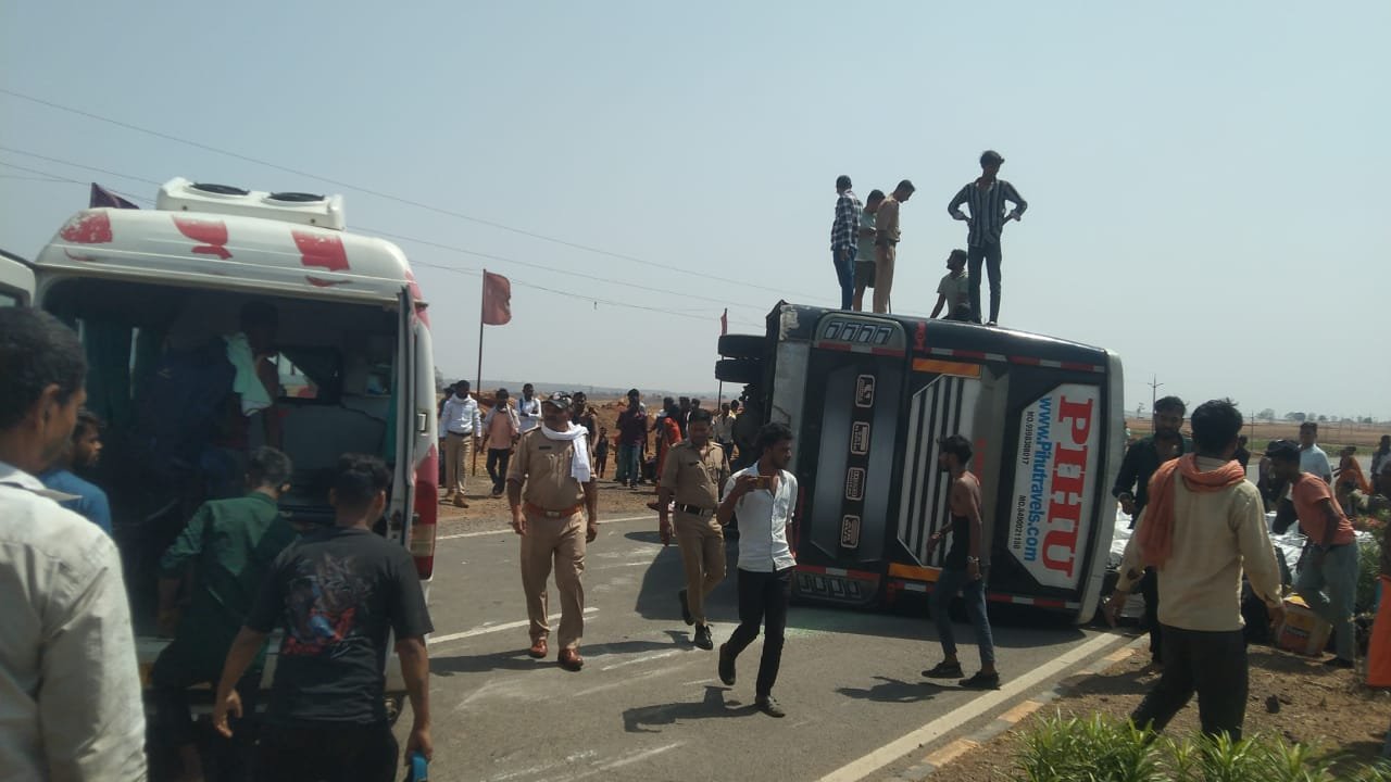 Mauganj News: मऊगंज में भीषण सड़क हादसा, अनियंत्रित होकर बीच सड़क पर पलटी बस Horrible road accident in Mauganj