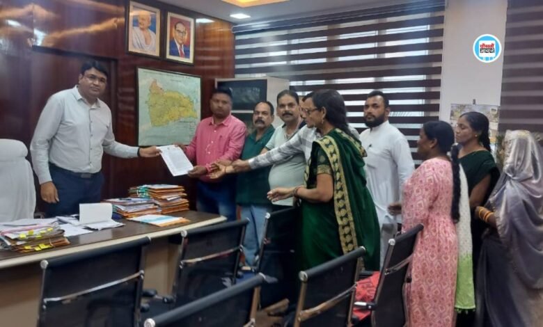 Mauganj News: मऊगंज जिले में ई अटेंडेंस के खिलाफ शिक्षकों ने खोला मोर्चा, कलेक्टर को सौंपा ज्ञापन