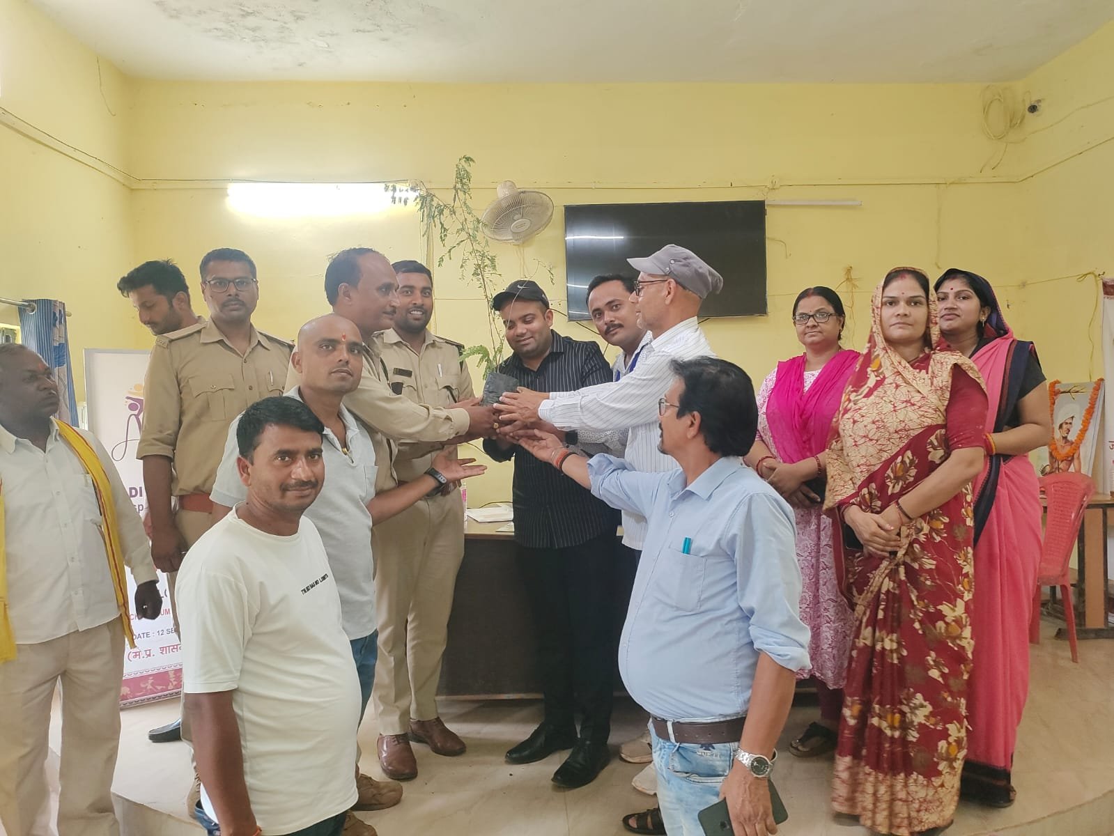 Mauganj News: मऊगंज जिले के हनुमना विकासखंड अंतर्गत इन गांव में खोला जाएगा आदि सेवा केंद्र, तैयार हुए 50 कर्मयोगी Mauganj News: मऊगंज जिले के हनुमना विकासखंड अंतर्गत इन गांव में खोला जाएगा आदि सेवा केंद्र, तैयार हुए 50 कर्मयोगी