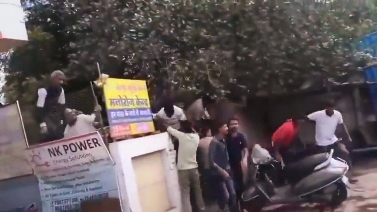 इंदौर के नशा मुक्ति केंद्र में युवक ने लगाई फांसी, मौत की खबर सुनते ही 45 मरीज फरार इंदौर के नशा मुक्ति केंद्र में युवक ने लगाई फांसी, मौत की खबर सुनते ही 45 मरीज फरार